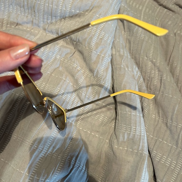 Stylish Yellow Cat-Eye Sunglasses - Picture 2 of 4